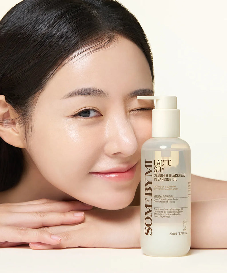 SOME BY MI Lacto Soy Serum & Blackhead Cleansing Oil 200ml, bouteille sur visage, peau lumineuse, photo produit studio