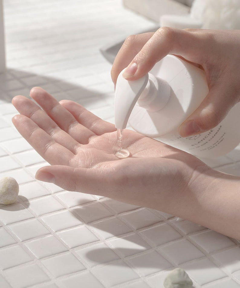 S.NATURE Blanche Cleanser 260ml, marque S.NATURE : main sous mousse blanche au lavabo, salle de bain claire