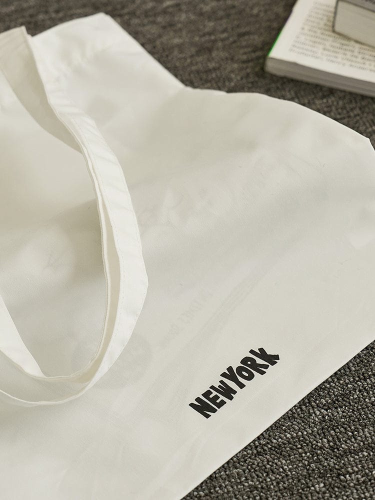 BT21 ECO BAG NEW YORK CITY EDITION, sac éco blanc LINE FRIENDS avec inscription NEW YORK sur fond gris.