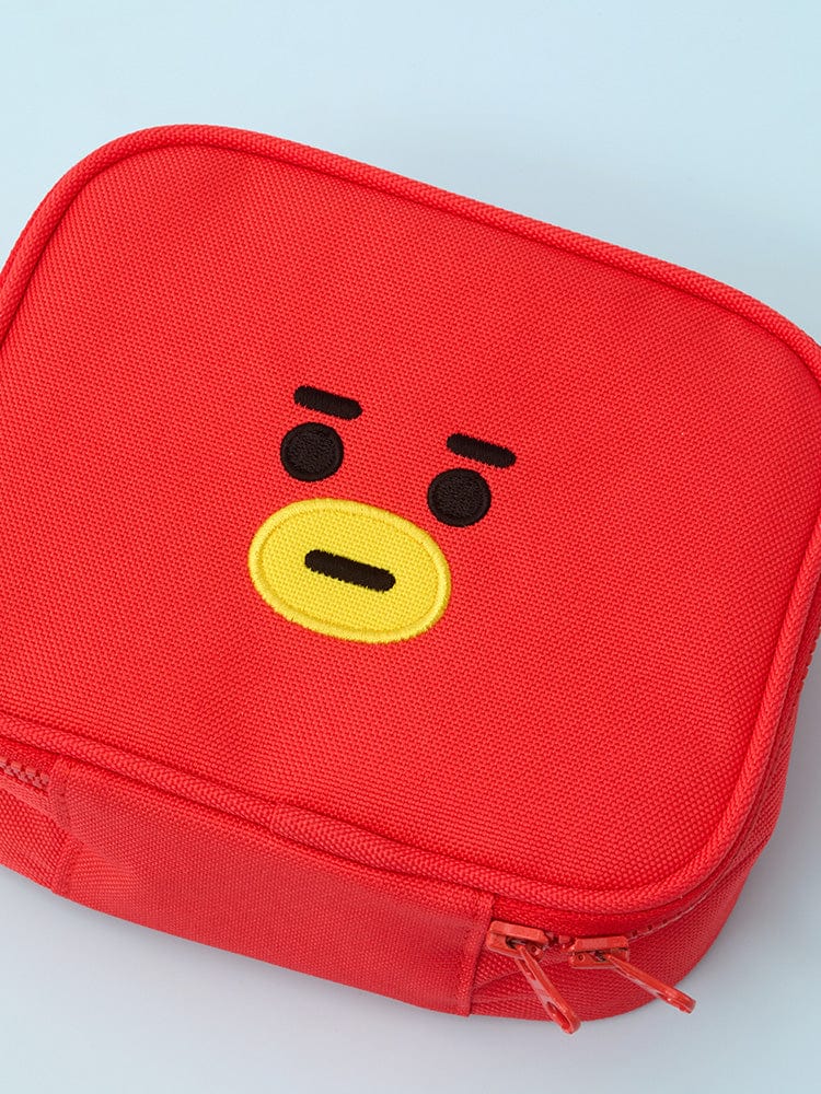 BT21 TATA BASIC MULTI POUCH (M) de LINE FRIENDS, pochette rouge avec visage de TATA, gros plan sur textile