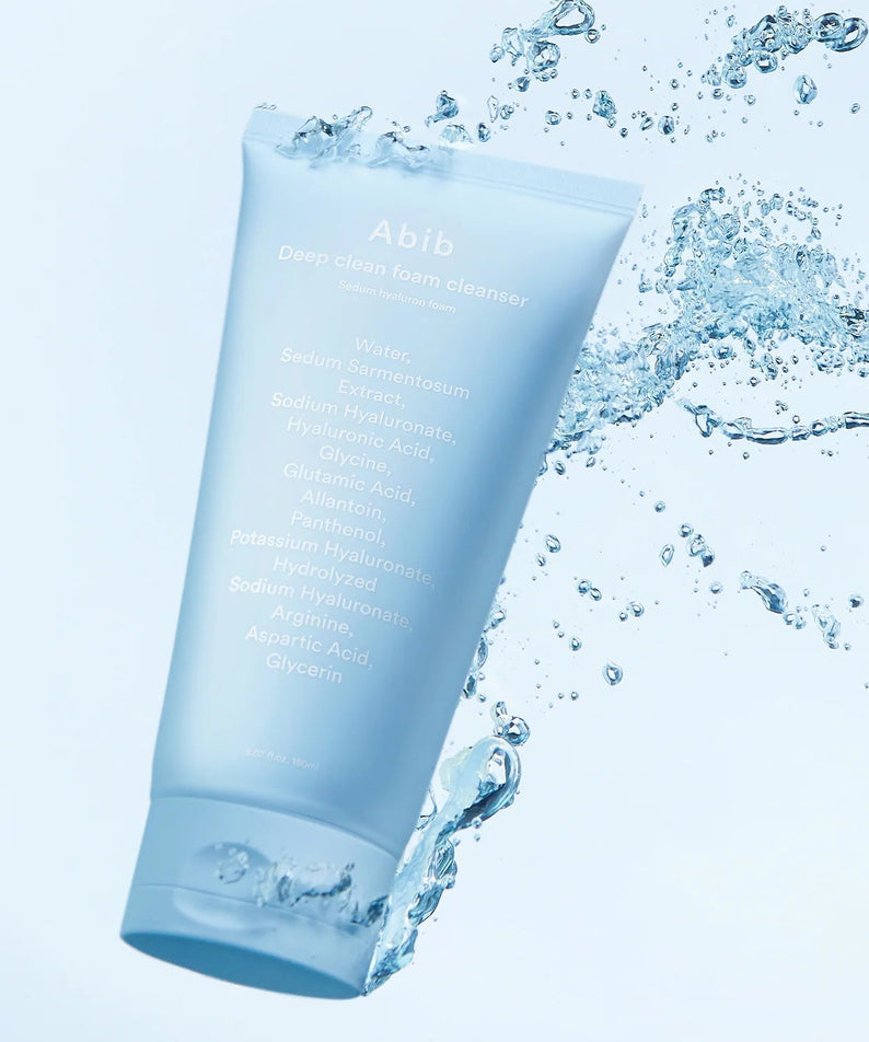 ABIB Deep Clean Foam Cleanser Sedum Hyaluron Foam 150ml, tube bleu ABIB sur fond clair avec éclaboussures d’eau