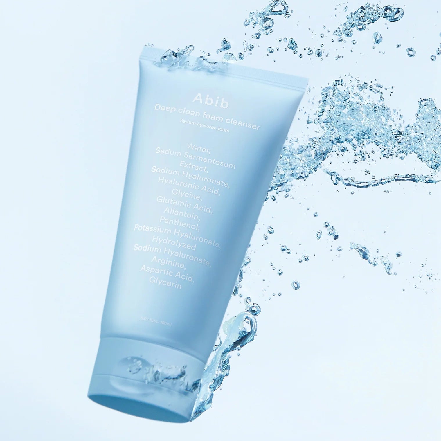 ABIB Deep Clean Foam Cleanser Sedum Hyaluron Foam 150ml, tube bleu ABIB sur fond clair avec éclaboussures d’eau