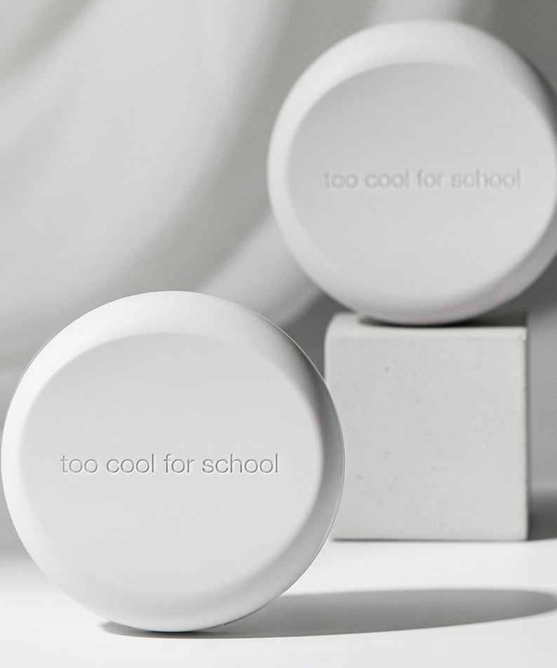 TOO COOL FOR SCHOOL Art Class Fixing Cover Cushion, un coussin de maquillage élégant sur un fond artistique.