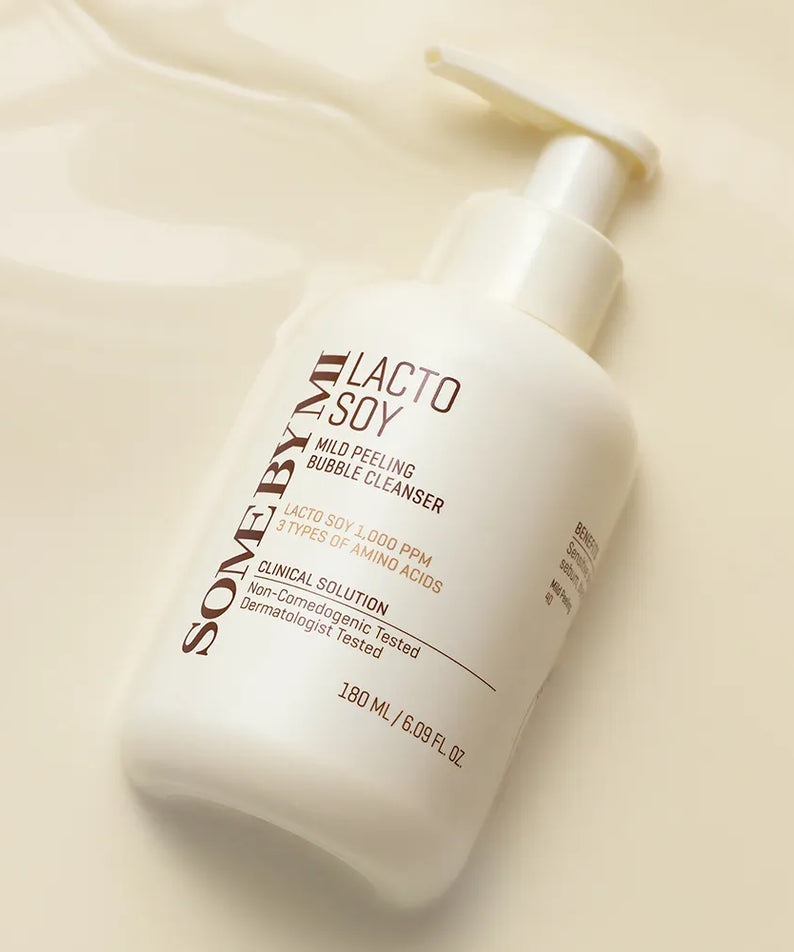 SOME BY MI Lacto Mild Peeling Bubble Cleanser 180ml, flacon blanc sur fond beige, marque SOME BY MI en gros plan