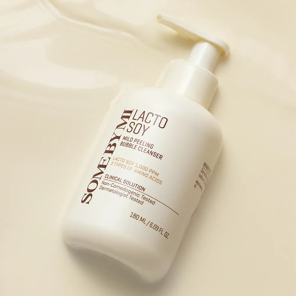 SOME BY MI Lacto Mild Peeling Bubble Cleanser 180ml, flacon blanc sur fond beige, marque SOME BY MI en gros plan