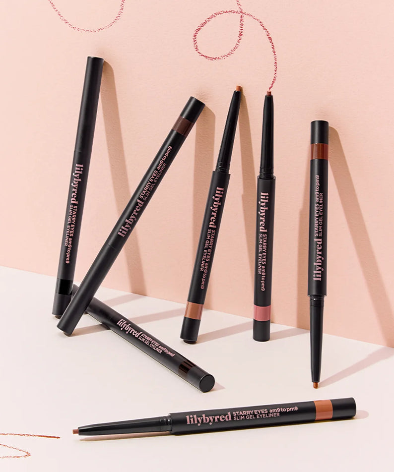 LILYBYRED Starry Eyes 9 to 9 Slim Gel Eyeliner : stylos eyeliner sur fond rose, swirls de maquillage en décor.