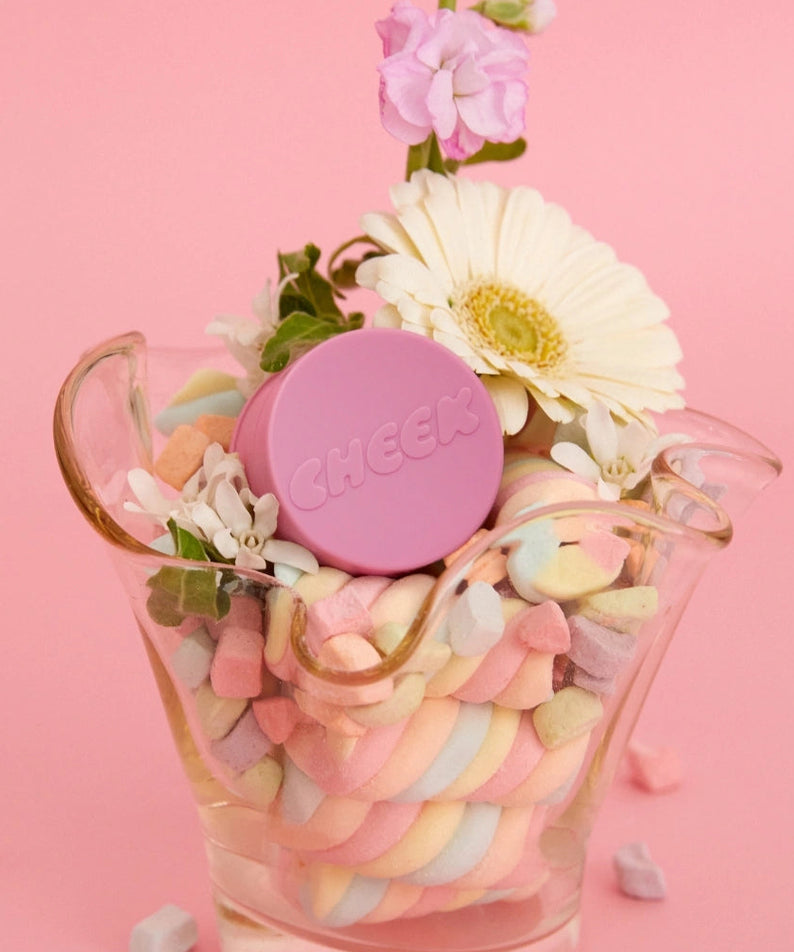 TONY MOLY Cheektone Jelly Blusher, pot rose sur fond rose pastel avec fleurs et confiseries, marque et beauté