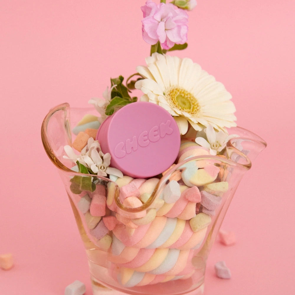 TONY MOLY Cheektone Jelly Blusher, pot rose sur fond rose pastel avec fleurs et confiseries, marque et beauté