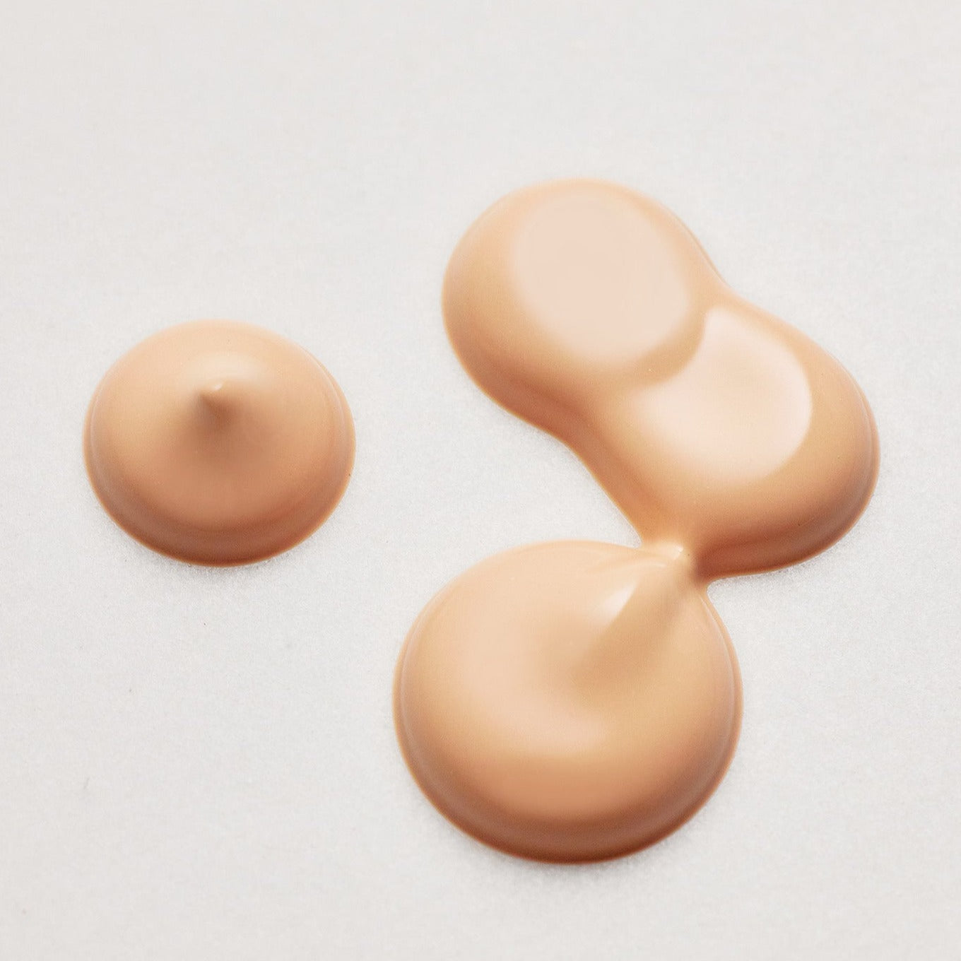 PARNELL Cicamanu Skin Fit Cover Concealer de PARNELL, texture crème visible sur fond clair.