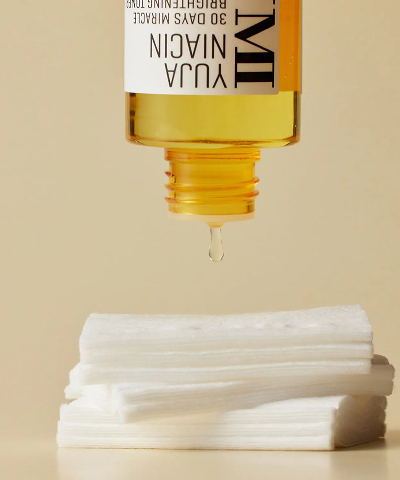 SOME BY MI Yuja Niacin 30 Days Miracle Brightening Toner 150ml : flacon jaune et coton sur fond beige