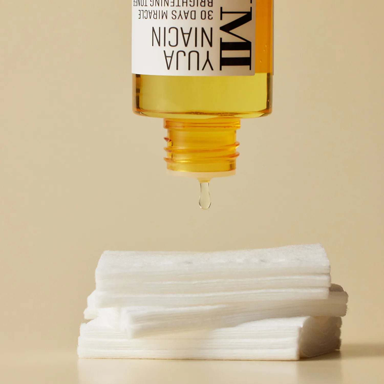 SOME BY MI Yuja Niacin 30 Days Miracle Brightening Toner 150ml : flacon jaune et coton sur fond beige
