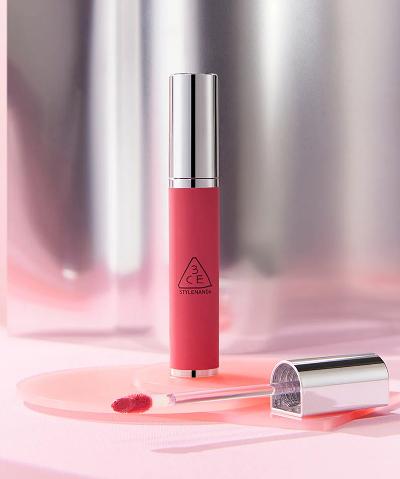 3CE Hazy Lip Clay, rouge à lèvres flacon en rose sur fond pastel lumineux, marque 3CE, contexte beauté maquillage