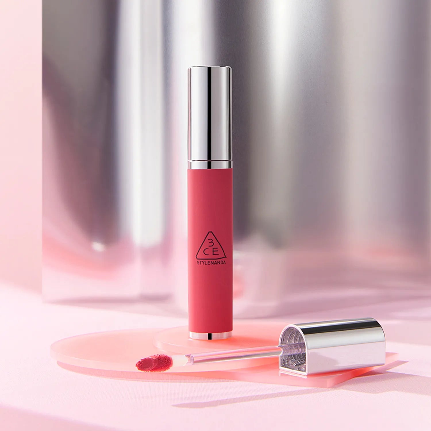 3CE Hazy Lip Clay, rouge à lèvres flacon en rose sur fond pastel lumineux, marque 3CE, contexte beauté maquillage