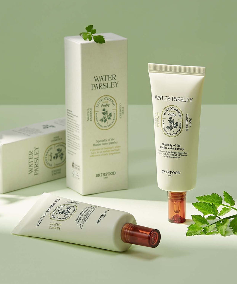 SKINFOOD Pantothenic Water Parsley Silence Essence 70ml, produit soin SKINFOOD avec feuilles de persil sur fond vert, image studio