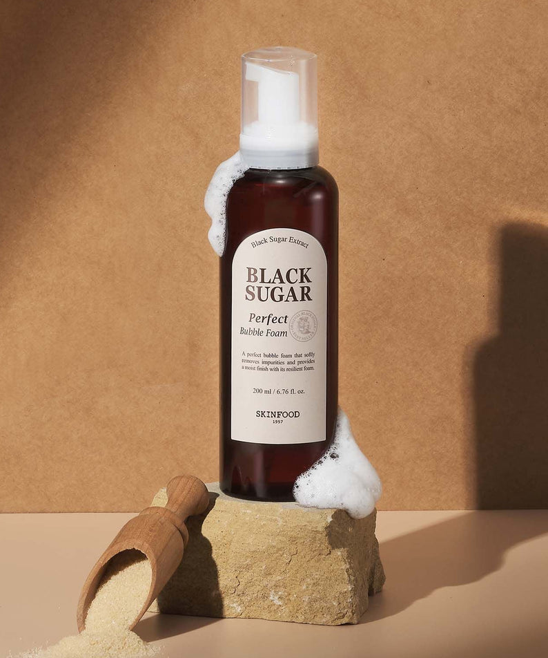 SKINFOOD Black Sugar Perfect Bubble Foam 200ml, marque SKINFOOD, sur fond kraft avec mousse et flacon blanc