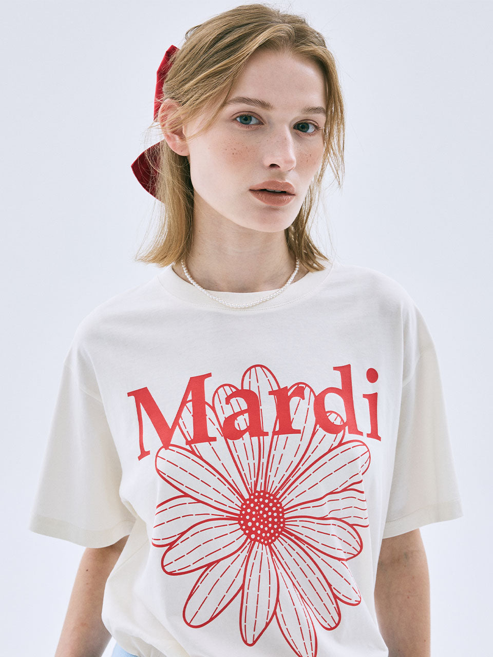 TSHIRT FLOWERMARDI_CREAM RED Mardi Mercredi : t-shirt crème décontracté avec impression fleur rouge, modèle sur fond clair.