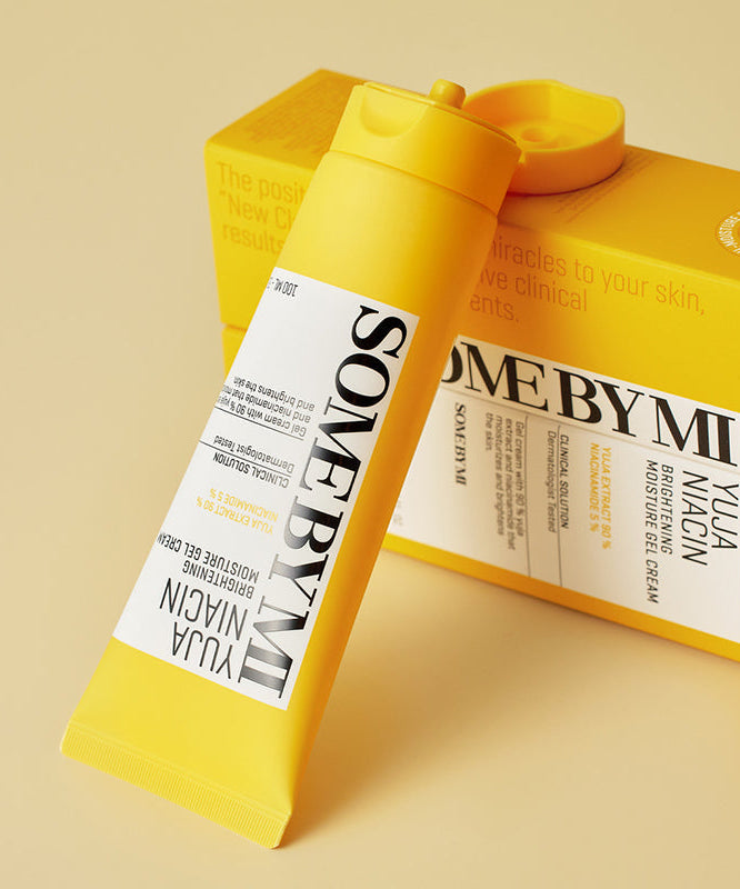 SOME BY MI Yuja Niacin Brightening Moisture Gel Cream 100ml — tube et boîte SOME BY MI sur fond jaune, contexte beauté.