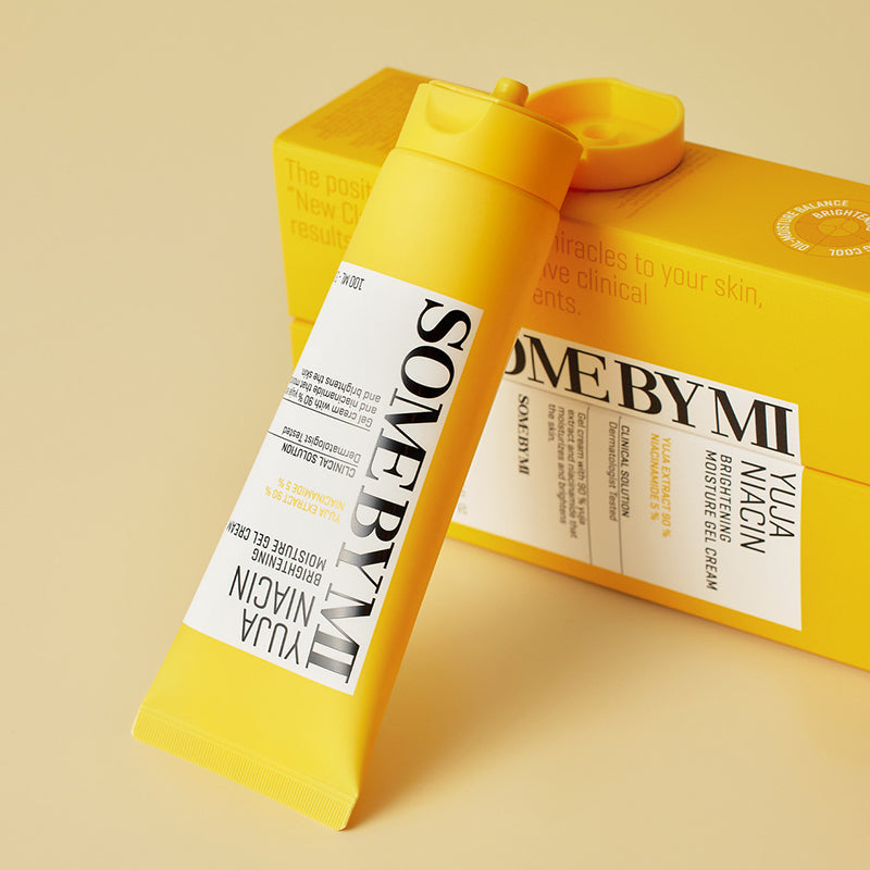 SOME BY MI Yuja Niacin Brightening Moisture Gel Cream 100ml — tube et boîte SOME BY MI sur fond jaune, contexte beauté.