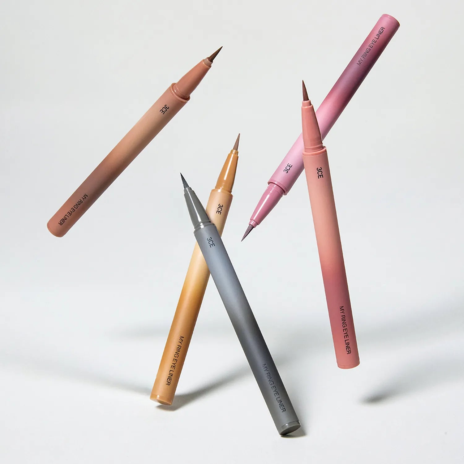 3CE  My Ring Eyeliner Duo, crayons pour les yeux de la marque 3CE, sur fond clair, duo d’eyeliners en visuel produit.