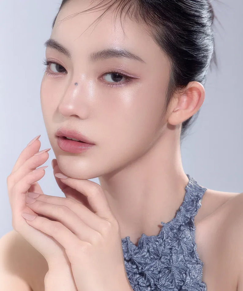 Gros plan maquillage yeux 3CE  Eye Switch, marque 3CE, maquillage lumineux sur modèle, fond clair studio.