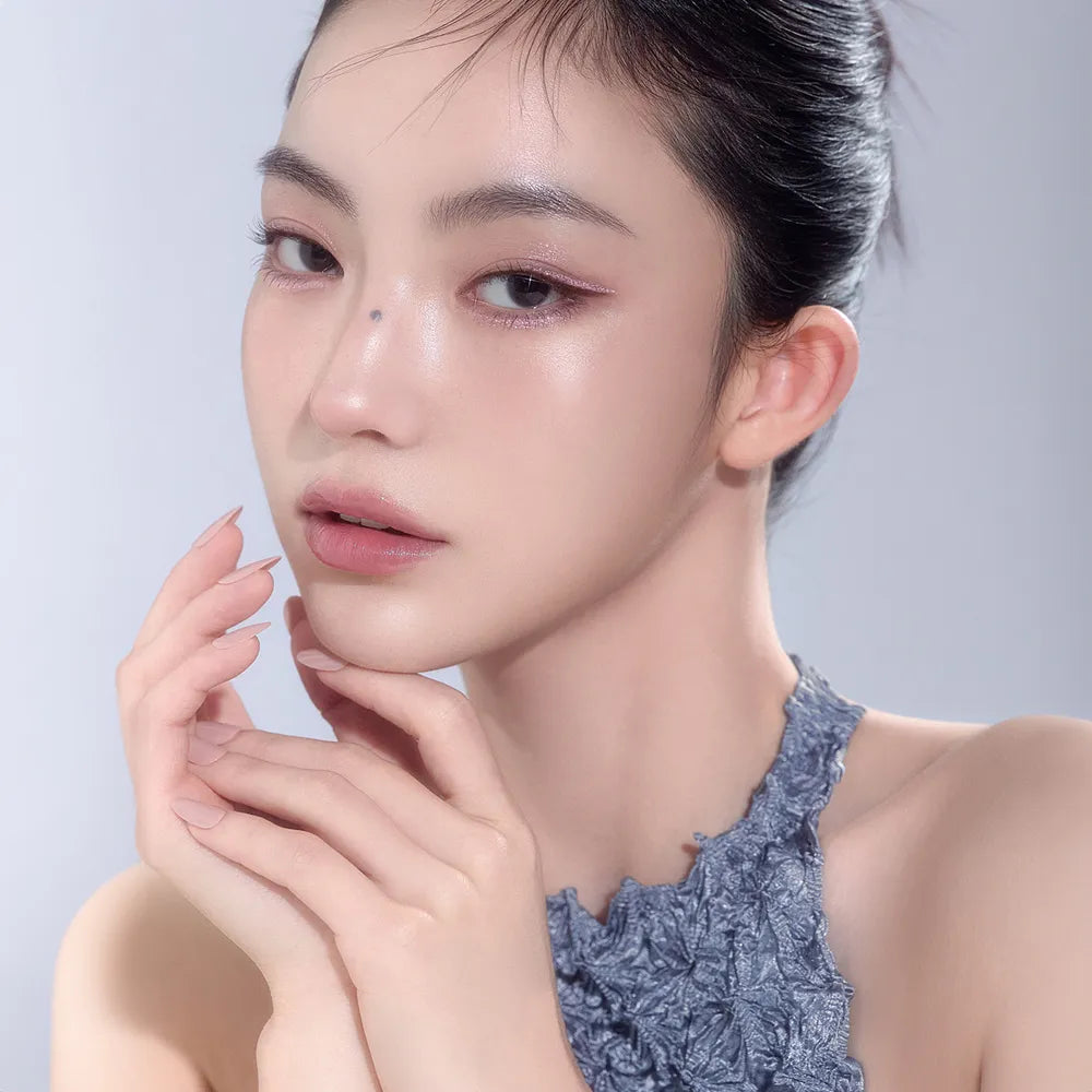 Gros plan maquillage yeux 3CE  Eye Switch, marque 3CE, maquillage lumineux sur modèle, fond clair studio.