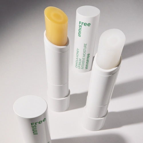 INNISFREE Canola Honey Lip Balm 3.5g, baume à lèvres miel de canola sur fond blanc, produit Innisfree en gros plan.