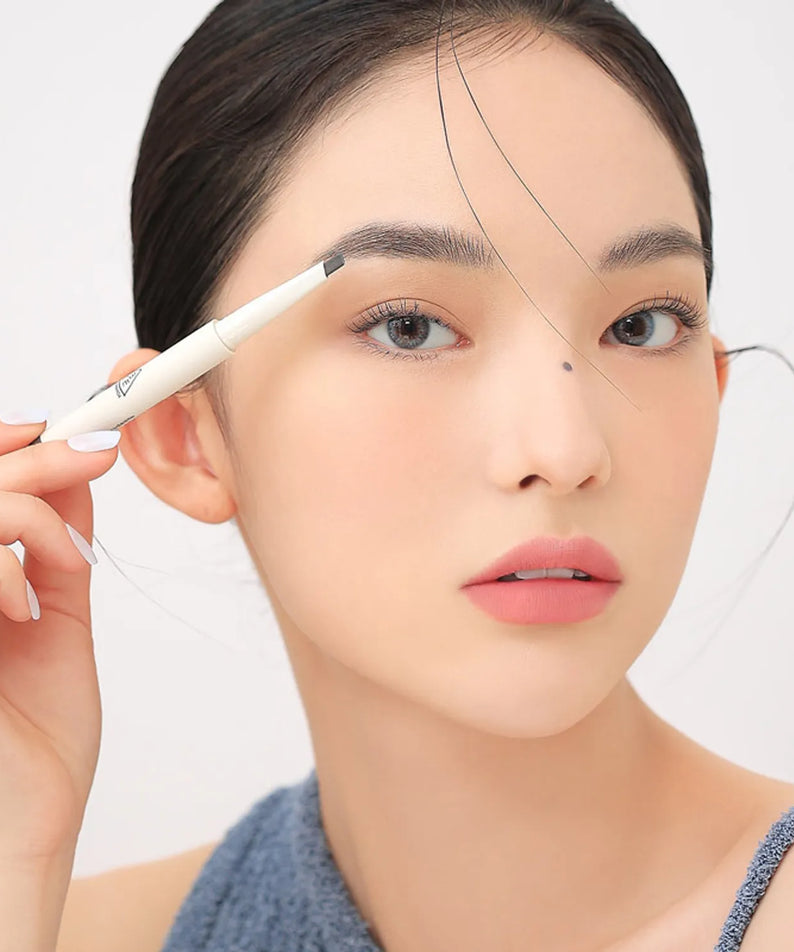 3CE Easy Brow Designing Pencil, maquillage sourcils en gros plan sur une femme, marque 3CE et crayon appliqué