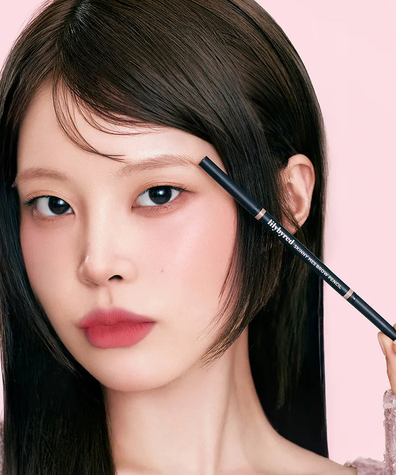 LILYBYRED Skinny Mes Brow Pencil, stylo à sourcils de la marque sur le visage d'une femme, application sur fond rose