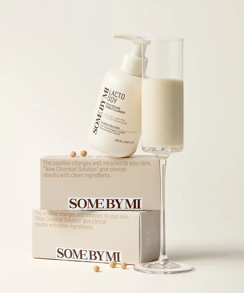 SOME BY MI Lacto Mild Peeling Bubble Cleanser 180ml, flacon blanc et mousse, sur fond clair, marque Some By Mi.