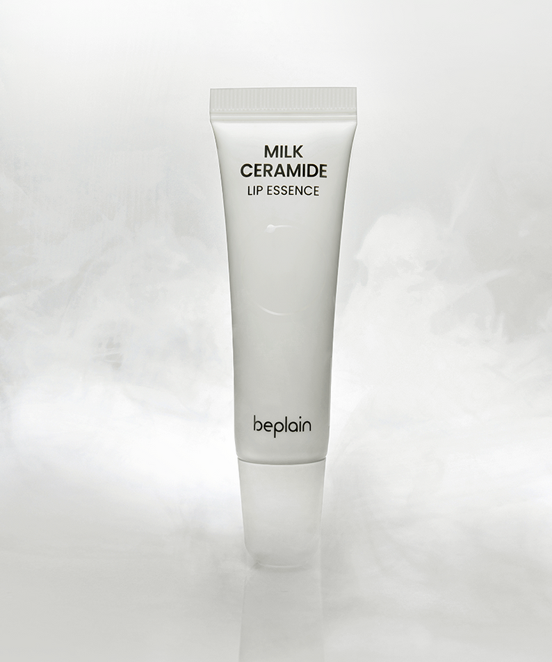 BEPLAIN Milk Ceramide Lip Essence 10g, soin des lèvres hydratant, tube blanc dans un fond vaporeux, format 10g