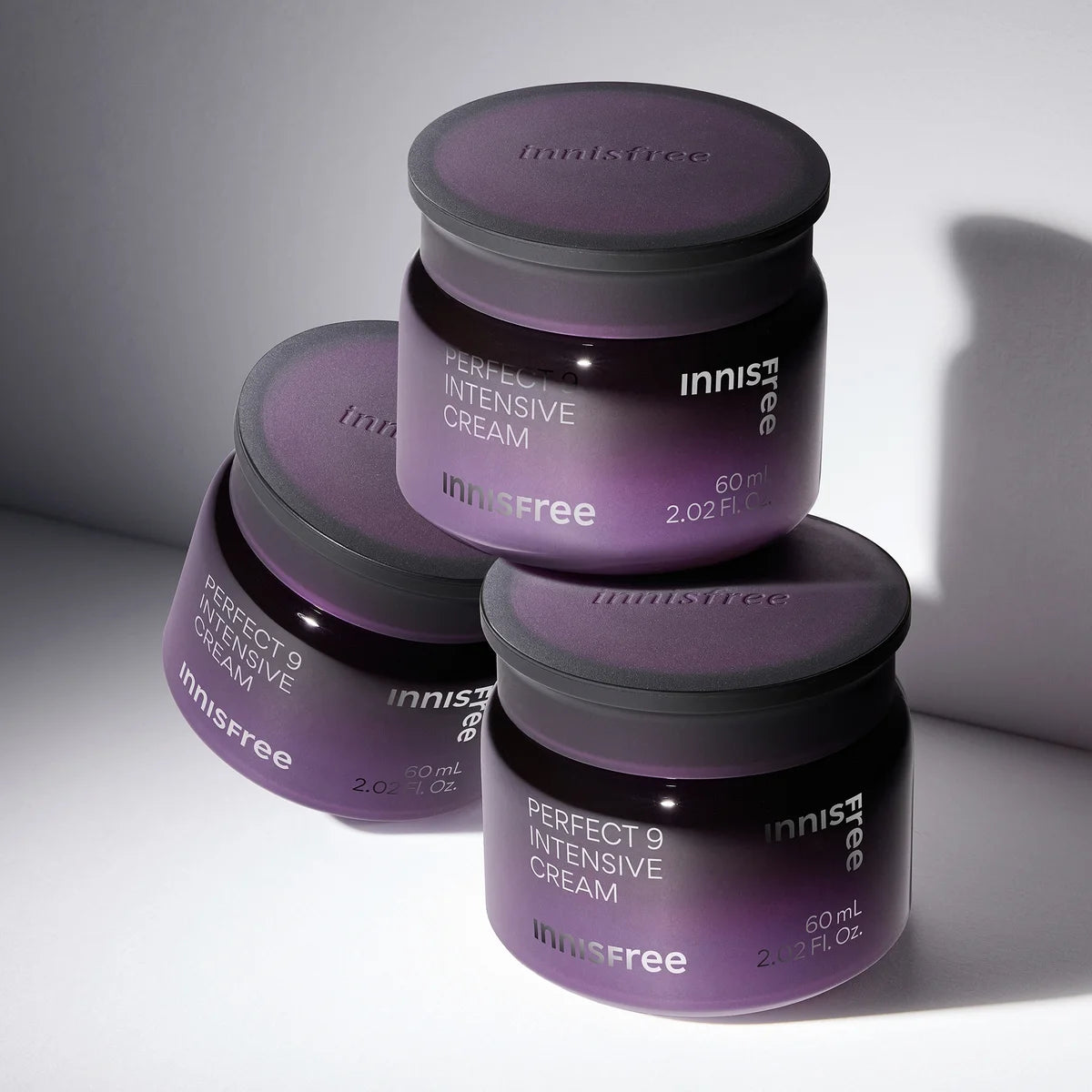 INNISFREE Perfect 9 Intensive Cream 60ml : pots violet de la marque posés sur fond clair, lumière douce.