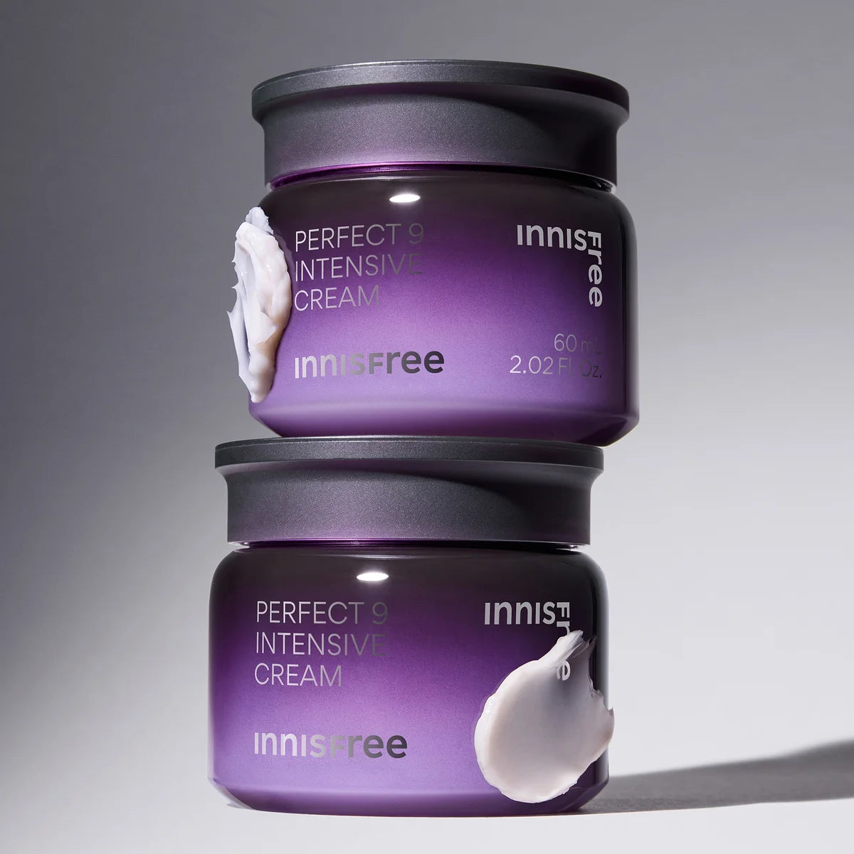 Décris l'image en français : INNISFREE Perfect 9 Intensive Cream 60ml, pot violet Innisfree, crème sur fond studio.