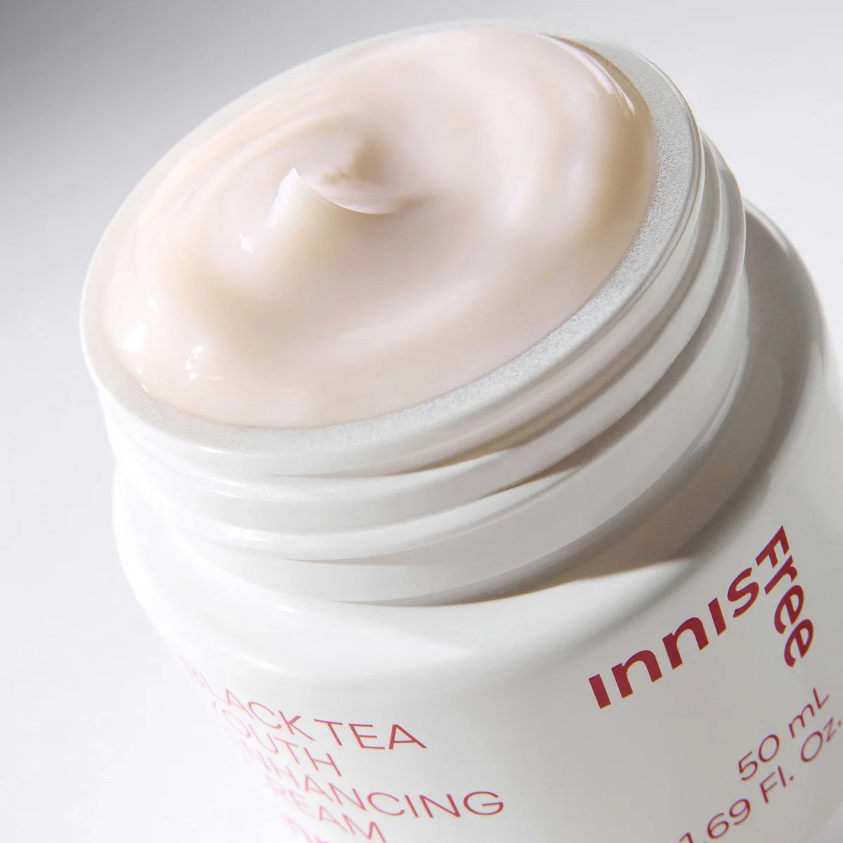 INNISFREE Black Tea Youth Enhancing Cream 50ml : pot crème, texture lisse, vue rapprochée sur fond clair.