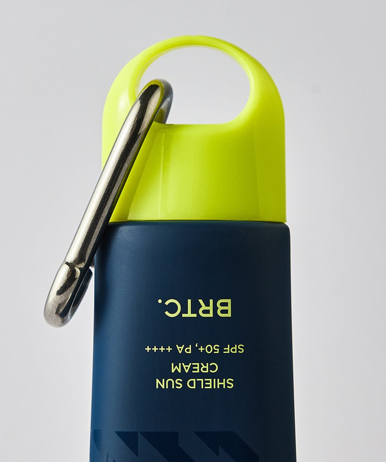 BRTC Homme Active Max Sheild Sunscreen 50ml en flacon avec bouchon jaune vif, protection solaire efficace.