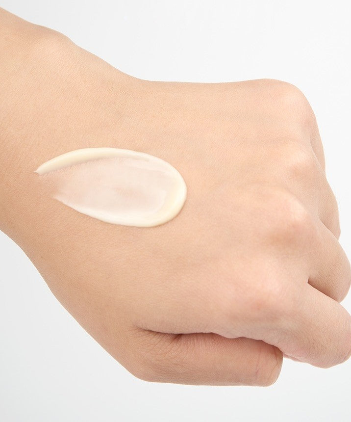 Texture de IOPE Retinol Expert 0.3% - 20ml sur la main, illustrant la couleur et la consistance de la crème anti-âge.