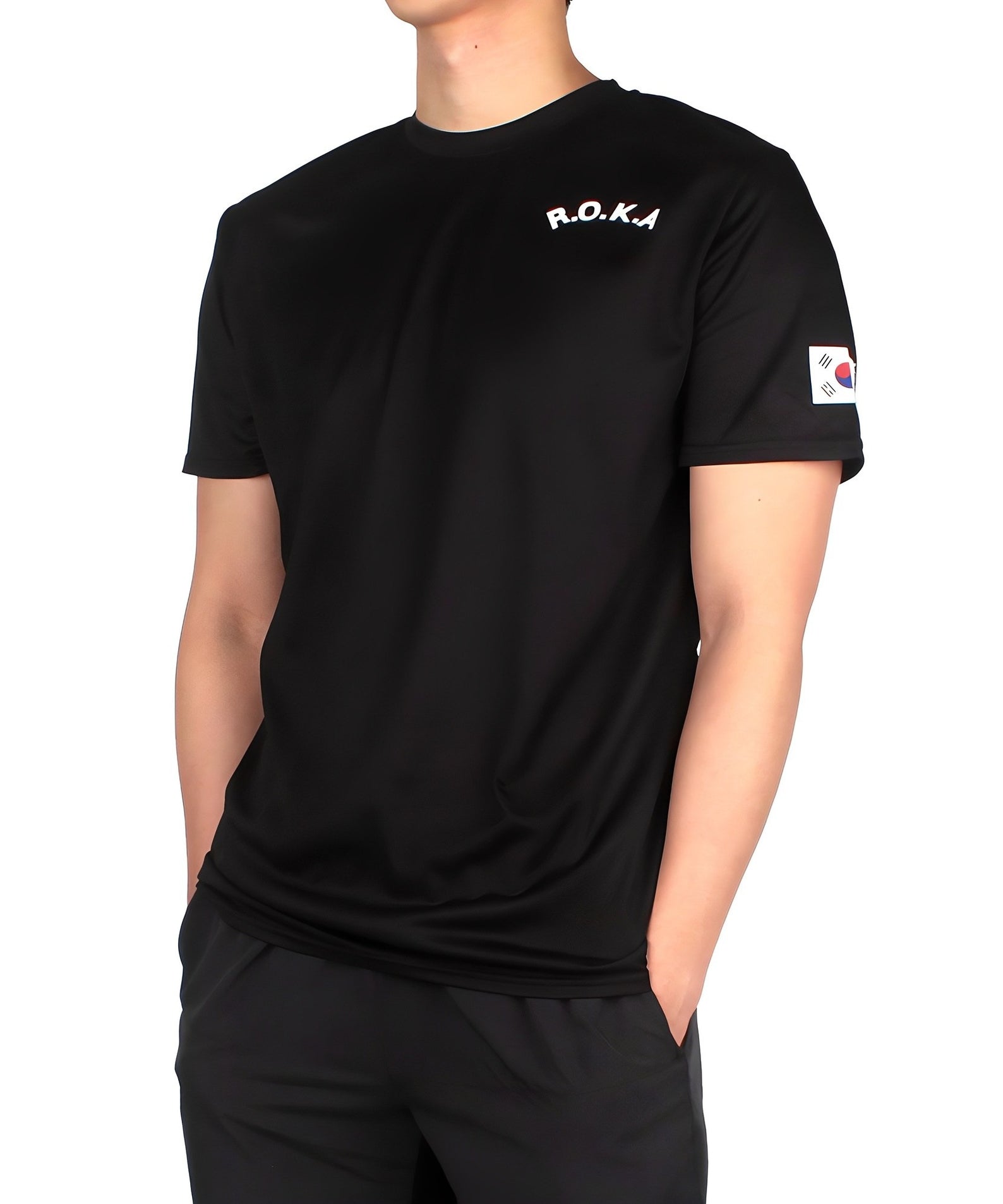 Homme portant un KOREA ARMY T-Shirt noir, inspiré par l'armée coréenne, avec design minimaliste et drapeau coréen sur la manche.