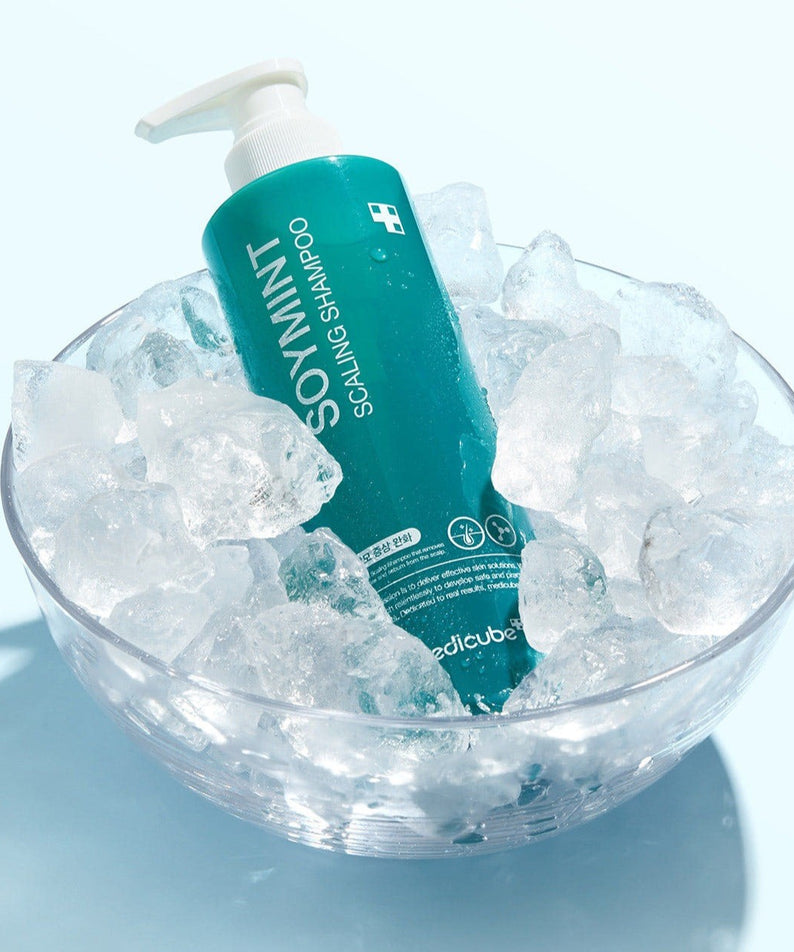 Shampoo MEDICUBE Soymint Scaling 490ml exposé sur de la glace, bouteille turquoise, soin des cheveux.