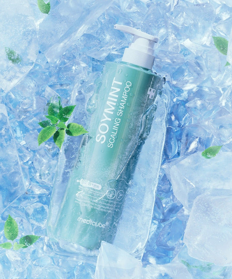 Shampoo MEDICUBE Soymint Scaling 490ml entouré de glace et de menthe fraîche.