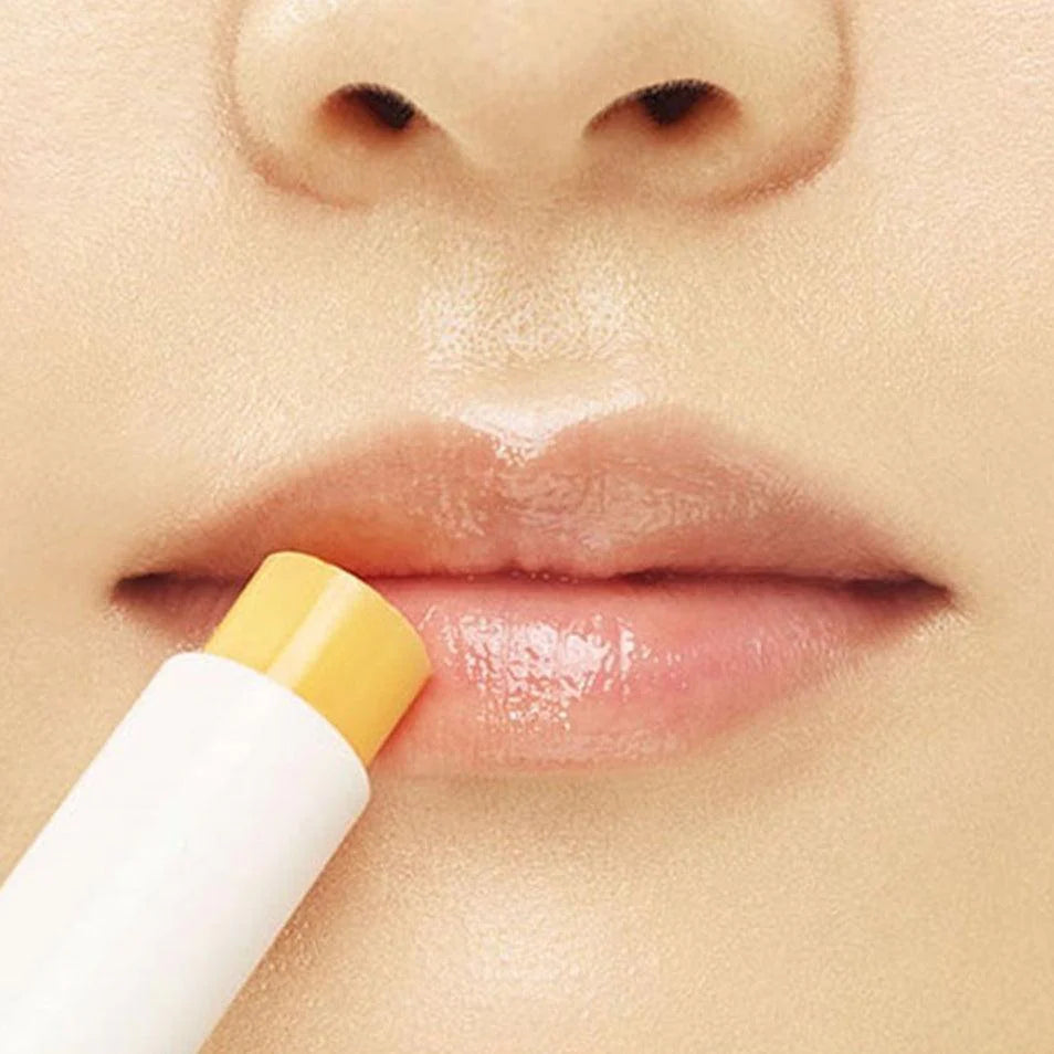 INNISFREE Canola Honey Lip Balm 3.5g : marque appliquée sur les lèvres, gros plan, style beauté.
