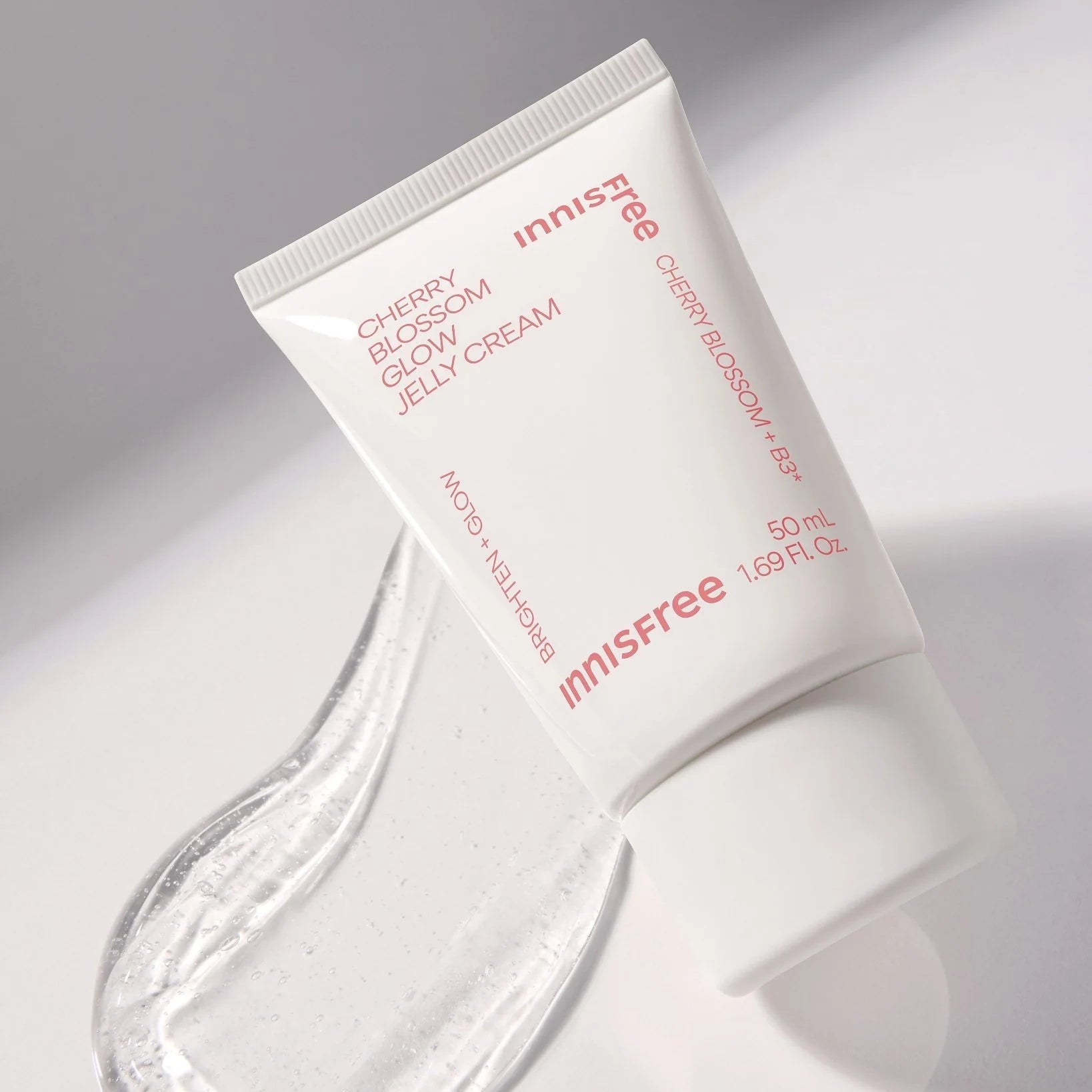 INNISFREE Cherry Blossom Glow Jelly Cream 50ml, tube blanc INNISFREE sur fond clair, texture gelée, contexte skincare