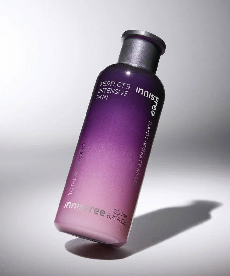 INNISFREE Perfect 9 Intensive Skin 200ml, flacon violet Innisfree sur fond clair, produit beauté en gros plan.