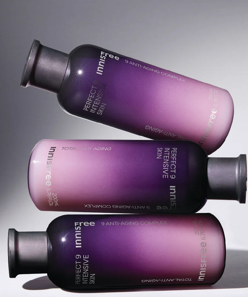 INNISFREE Perfect 9 Intensive Skin 200ml, flacons violets en contexte cosmétique sur fond sombre