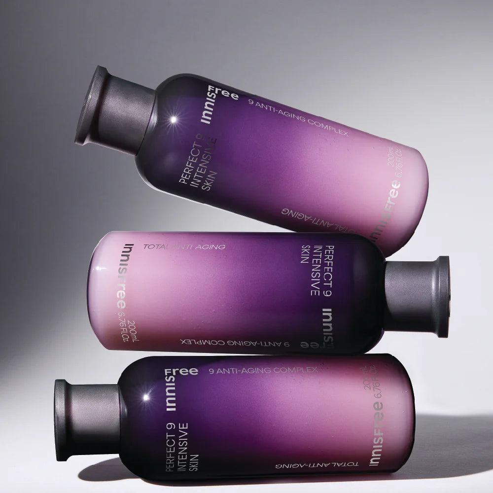 INNISFREE Perfect 9 Intensive Skin 200ml, flacons violets en contexte cosmétique sur fond sombre