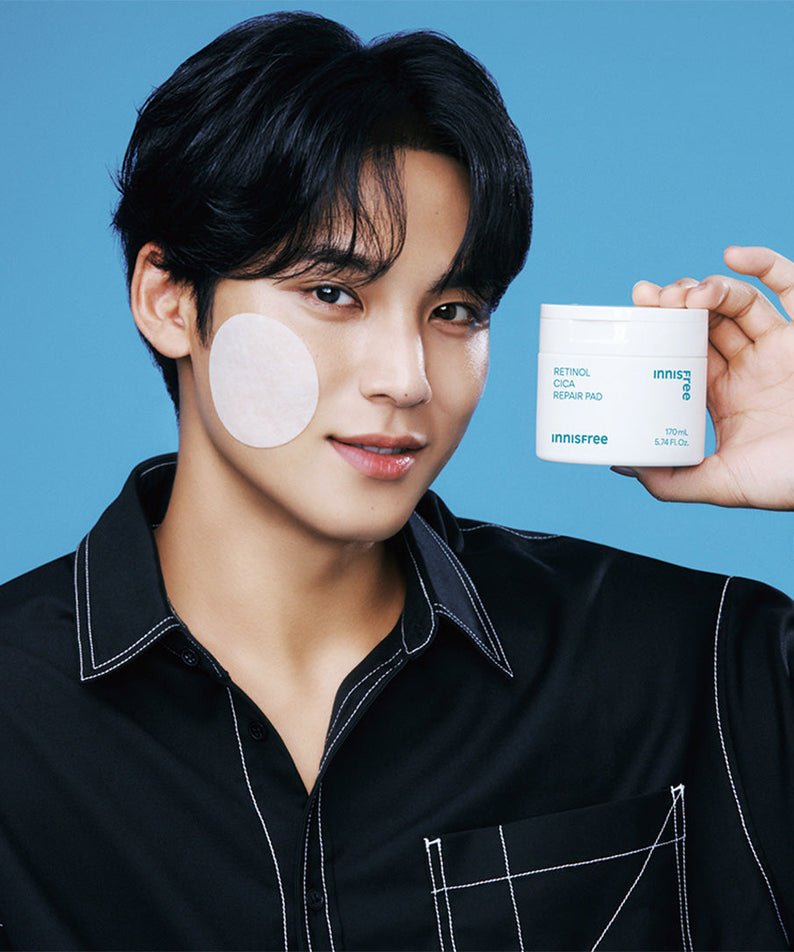 INNISFREE Retinol Cica Repair Pad 60p 170ml : homme tenant le produit en pack sur fond bleu, skincare en contexte