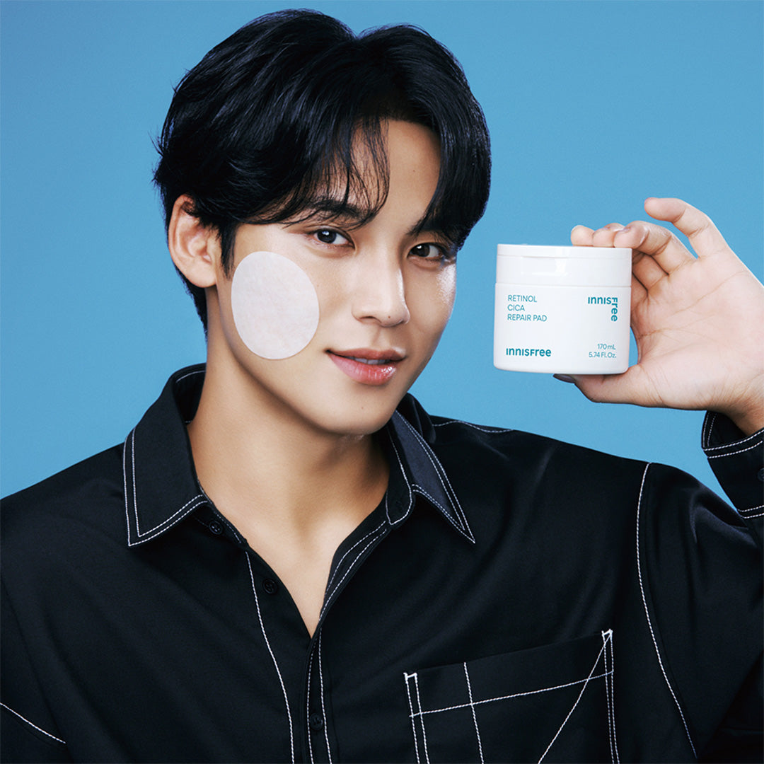 INNISFREE Retinol Cica Repair Pad 60p 170ml : homme tenant le produit en pack sur fond bleu, skincare en contexte