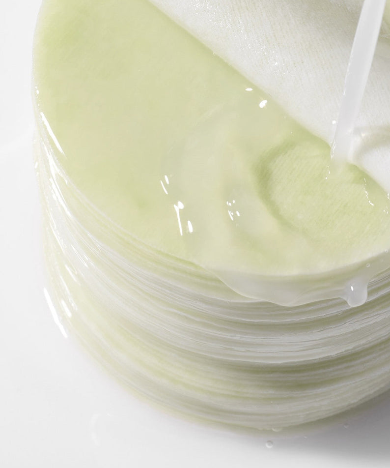 INNISFREE Retinol Cica Repair Pad 60p 170ml : disques cosmétiques imbibés, gros plan sur texture verte, marque INNISFREE.