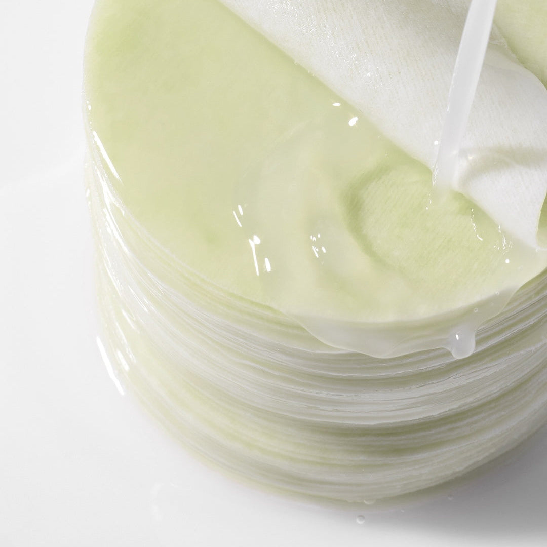 INNISFREE Retinol Cica Repair Pad 60p 170ml : disques cosmétiques imbibés, gros plan sur texture verte, marque INNISFREE.