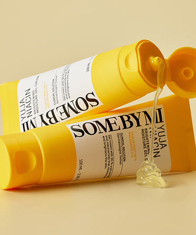 Décris l'image en français en mentionnant le produit, la marque et le contexte visuel : SOME BY MI Yuja Niacin Brightening Moisture Gel Cream 100ml