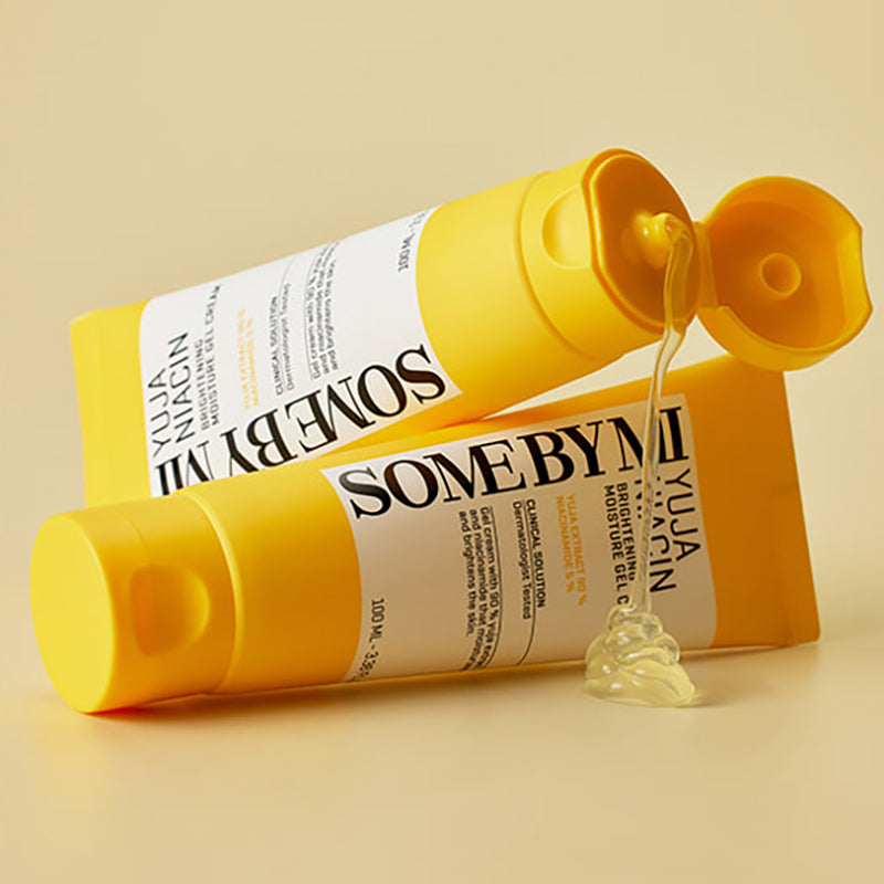 Décris l'image en français en mentionnant le produit, la marque et le contexte visuel : SOME BY MI Yuja Niacin Brightening Moisture Gel Cream 100ml