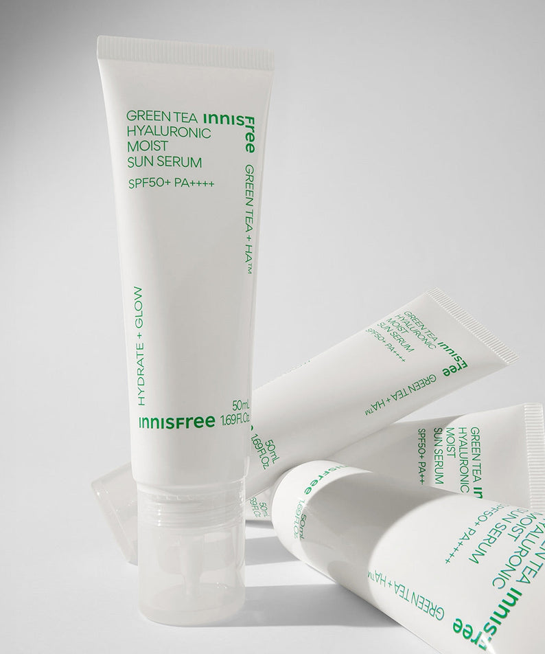 INNISFREE Green Tea Hyaluronic Moist Sun Serum SPF50 PA++++  50ml, tube crème solaire vert sur fond clair